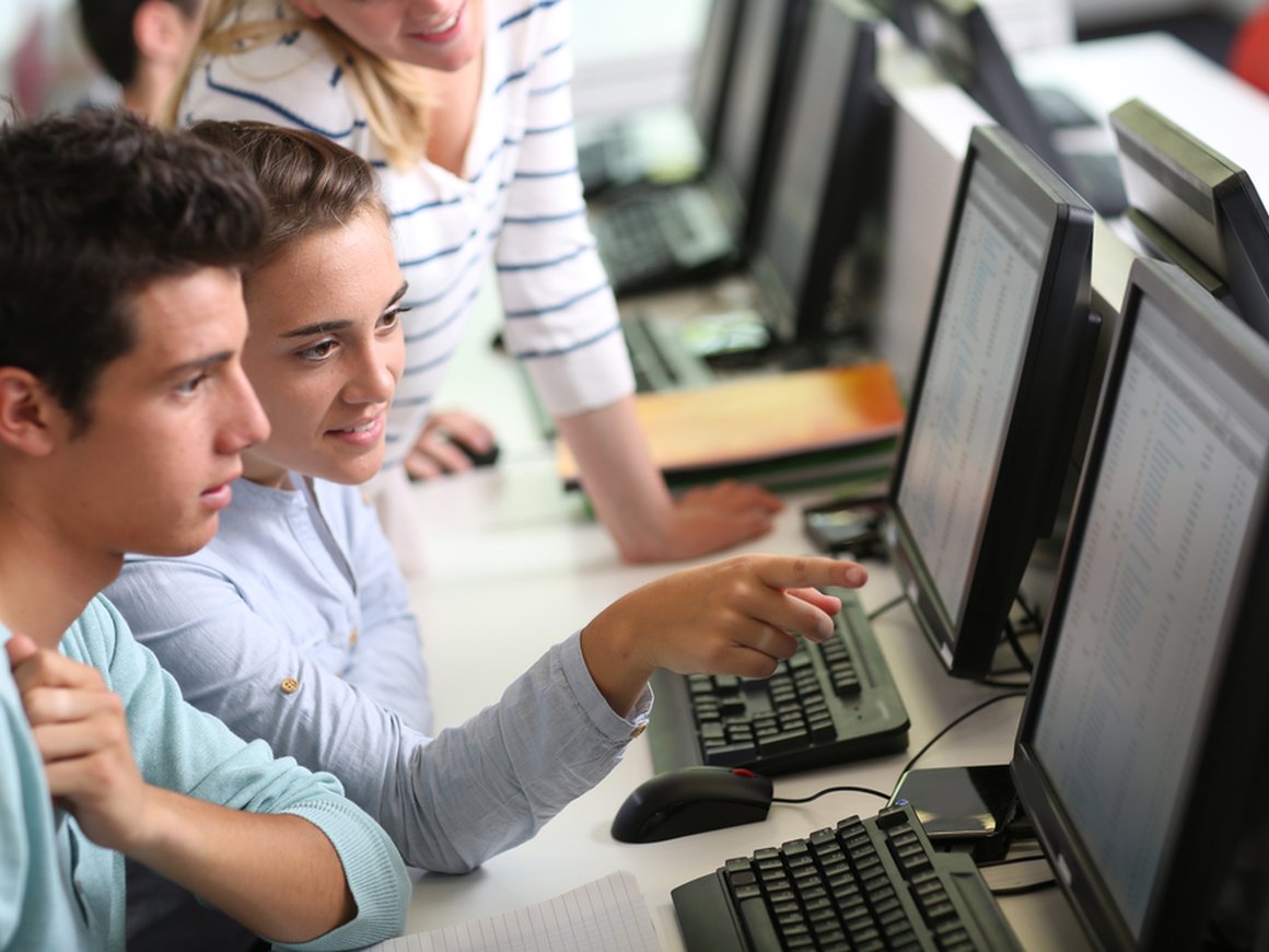 «Хочется сразу перевернуть мир, но лучше сначала решить повседневные задачи». Как написать свой первый код