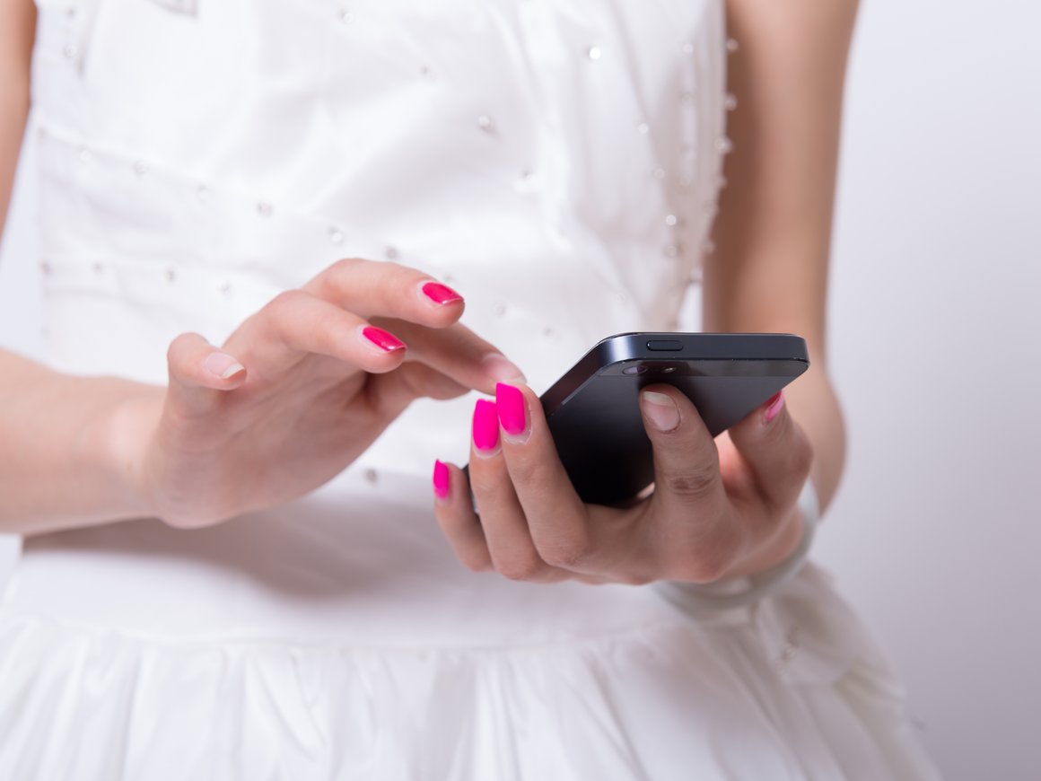 «Пока мне примеряли фату, я открыла Photoshop в телефоне»: пиарщики — о безумных случаях из своей работы