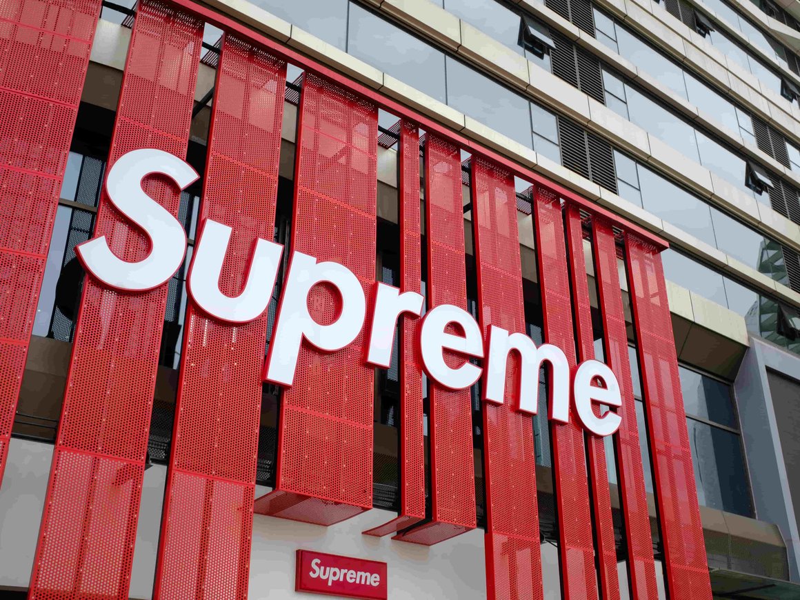 Бренд одежды Supreme продали за $1,5 млрд
