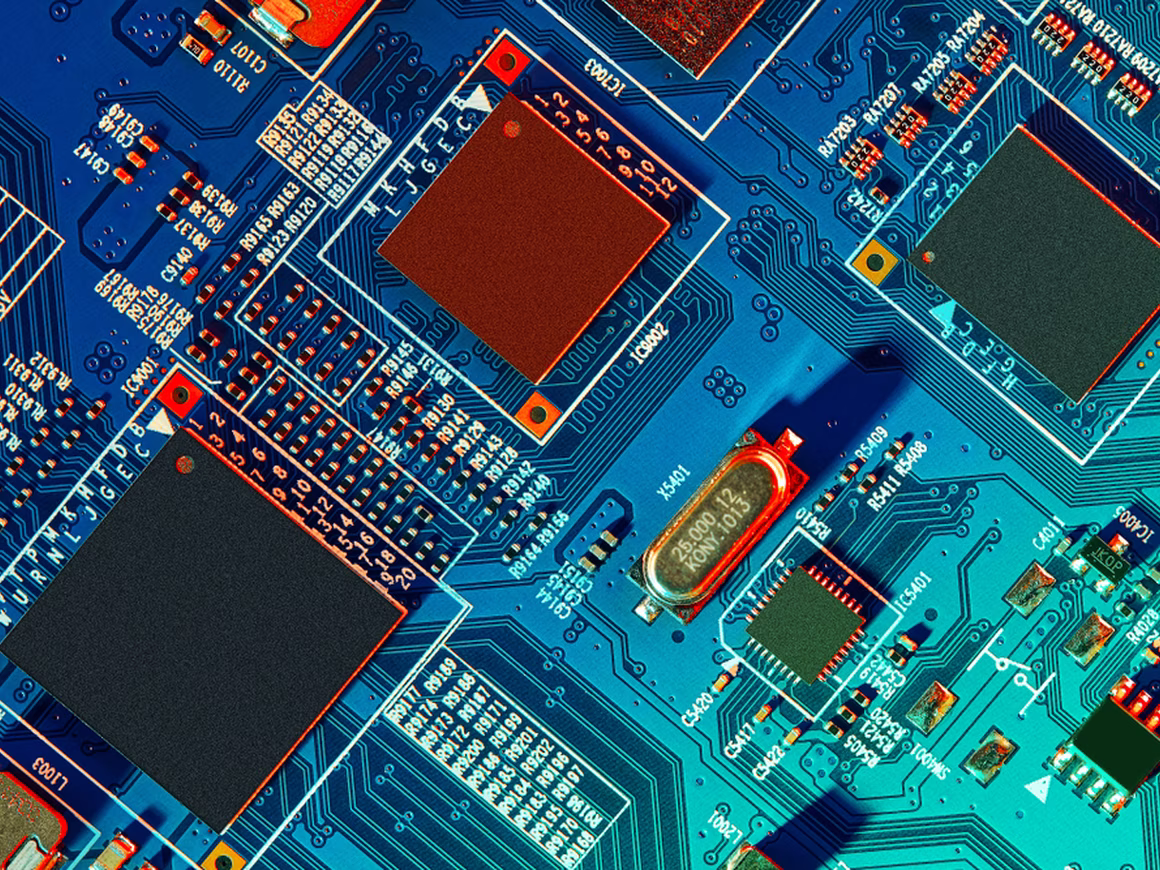 Разработчик IT-оборудования Yadro купил стартап по производству микропроцессоров Syntacore