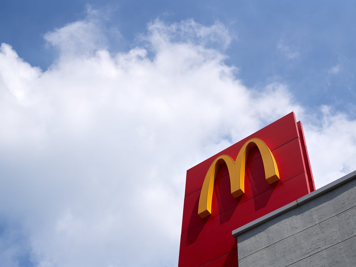 Новый McDonald's в России решил зарегистрировать еще два логотипа