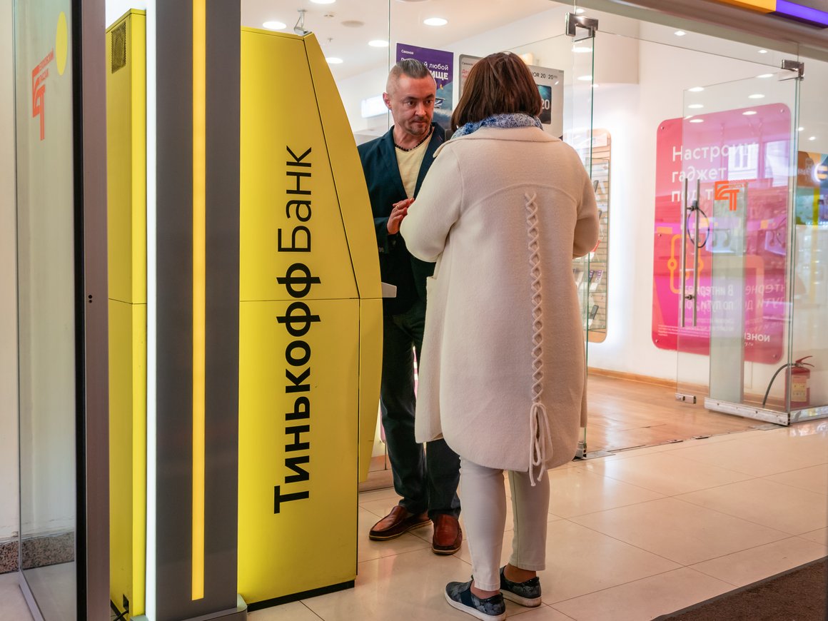 «Тинькофф» запустил обмен юаней в банкоматах