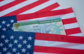 Правительство США не успевает обработать 100 тысяч заявок на грин-карты. Чем это грозит стране и компаниям