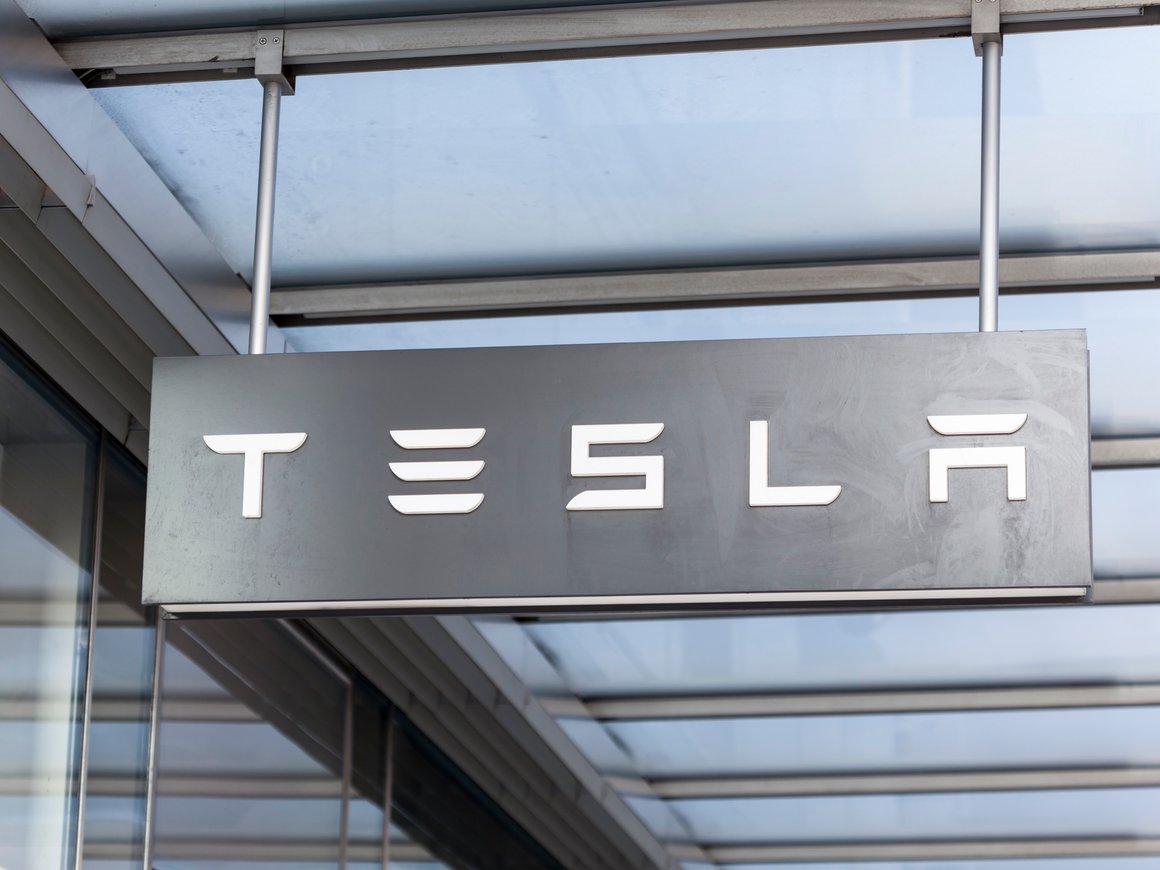 Илон Маск продал акции Tesla еще на $963 млн