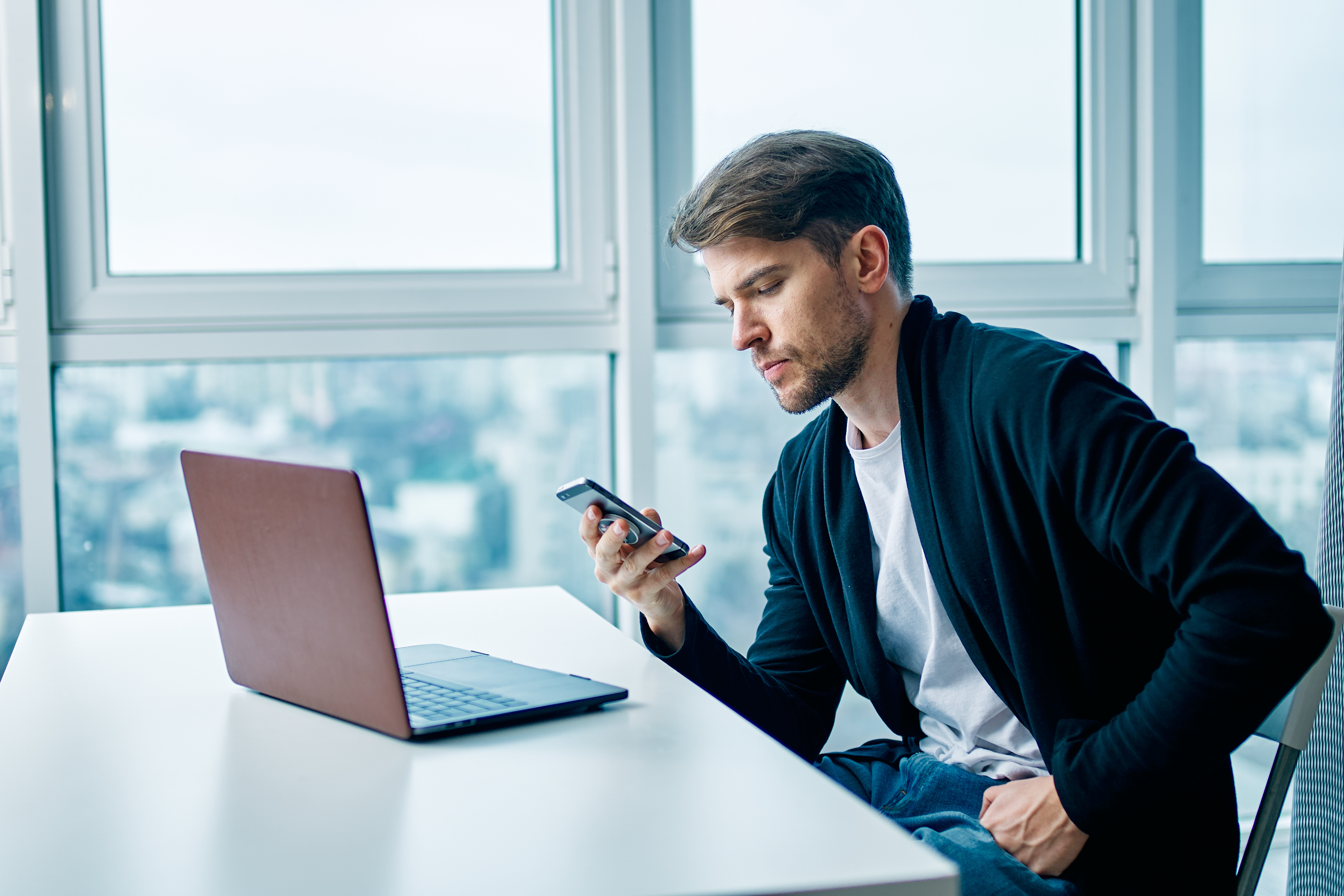 Удаленный сотрудник отзывы. Businessman on Laptop. Манипуляции в социальных сетях. Businessman on desktop. Thinking businessman Laptop.