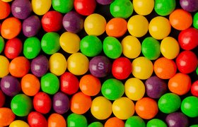 Мемы, гороскопы и общение: маркетинговые приемы для социальных сетей от Skittles