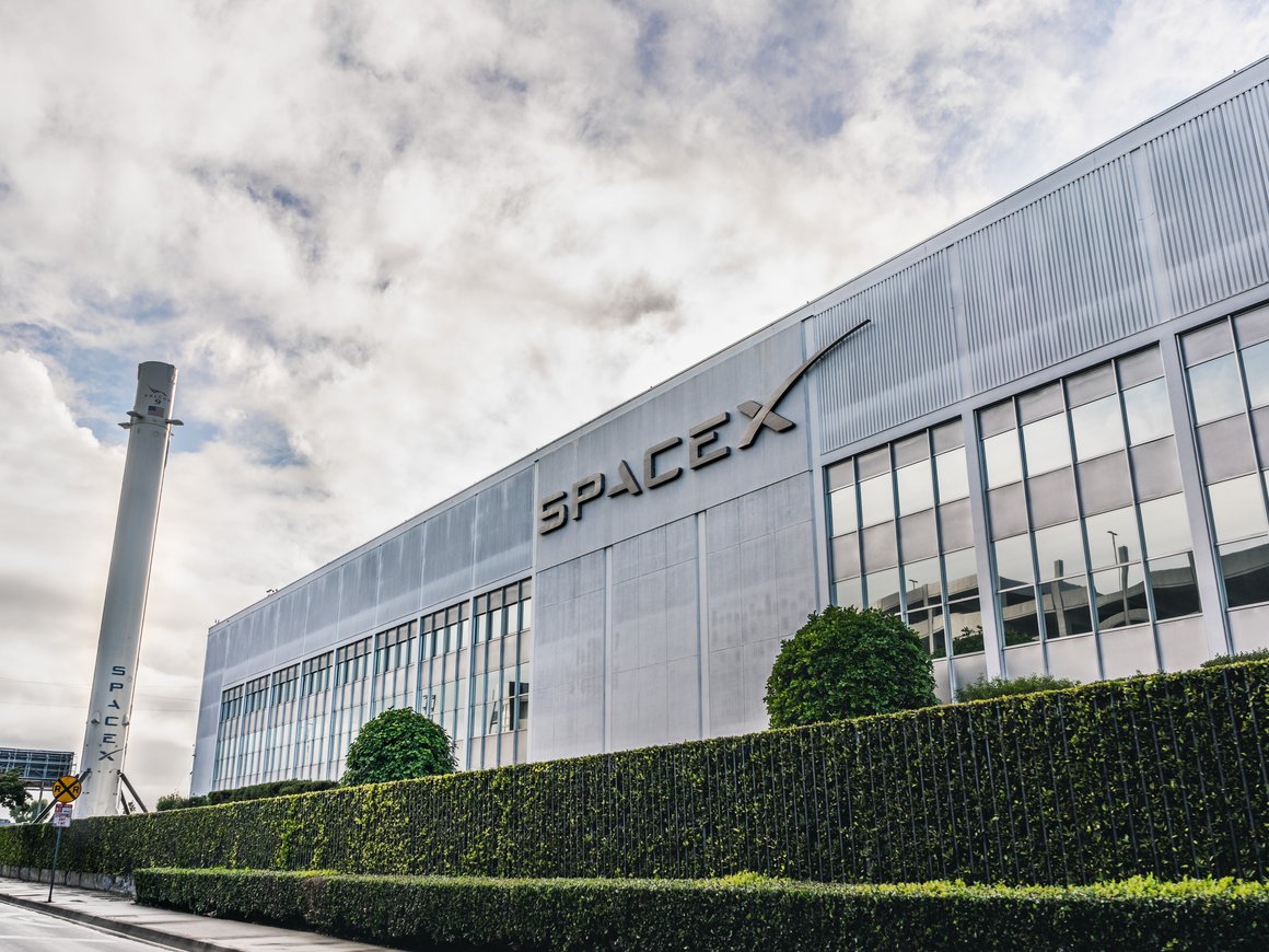 SpaceX запустила ракету-носитель с 54 спутниками