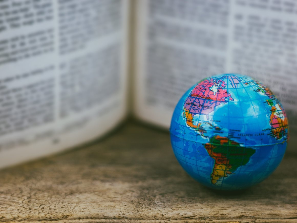 «Коммерсантъ»: владельцы книжного магазина «Библио-глобус» планируют продать его