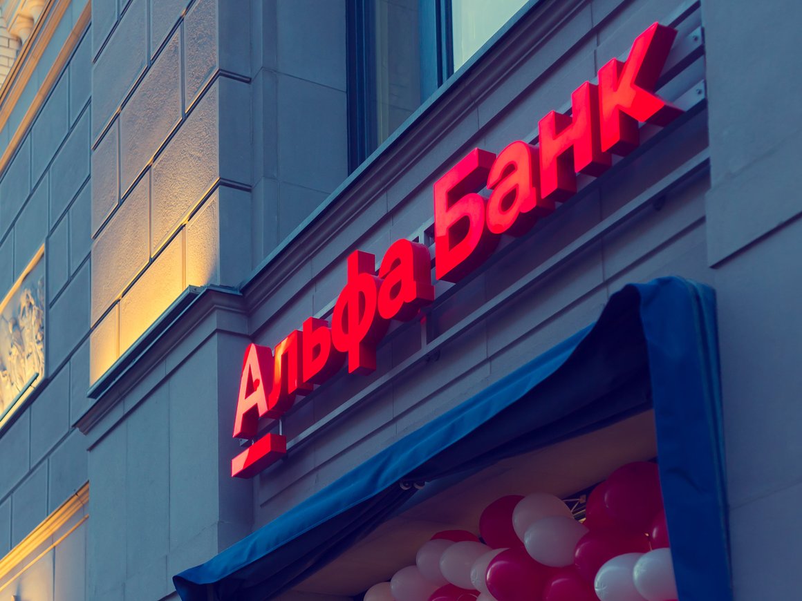 «Альфа-банк» представил платежные стикеры тоньше 1 мм