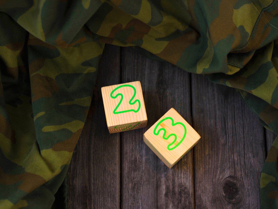 Портрет Троцкого, трусы с бабочкой и телескоп: российские предприниматели о самых странных подарках на 23 февраля