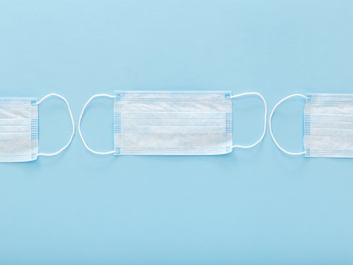 Власти ограничили торговлю медицинскими масками