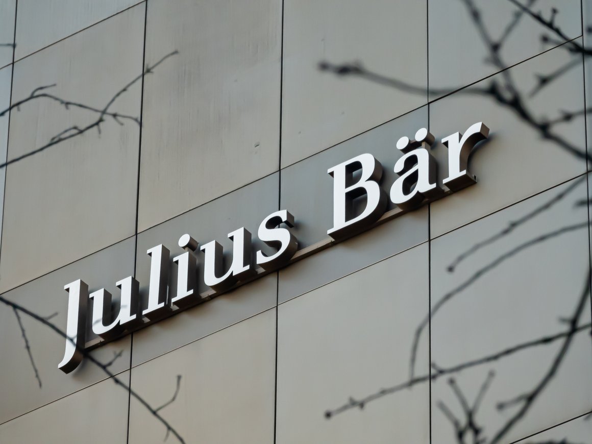 Швейцарский банк Julius Baer начал уведомлять живущих в РФ клиентов о закрытии счетов