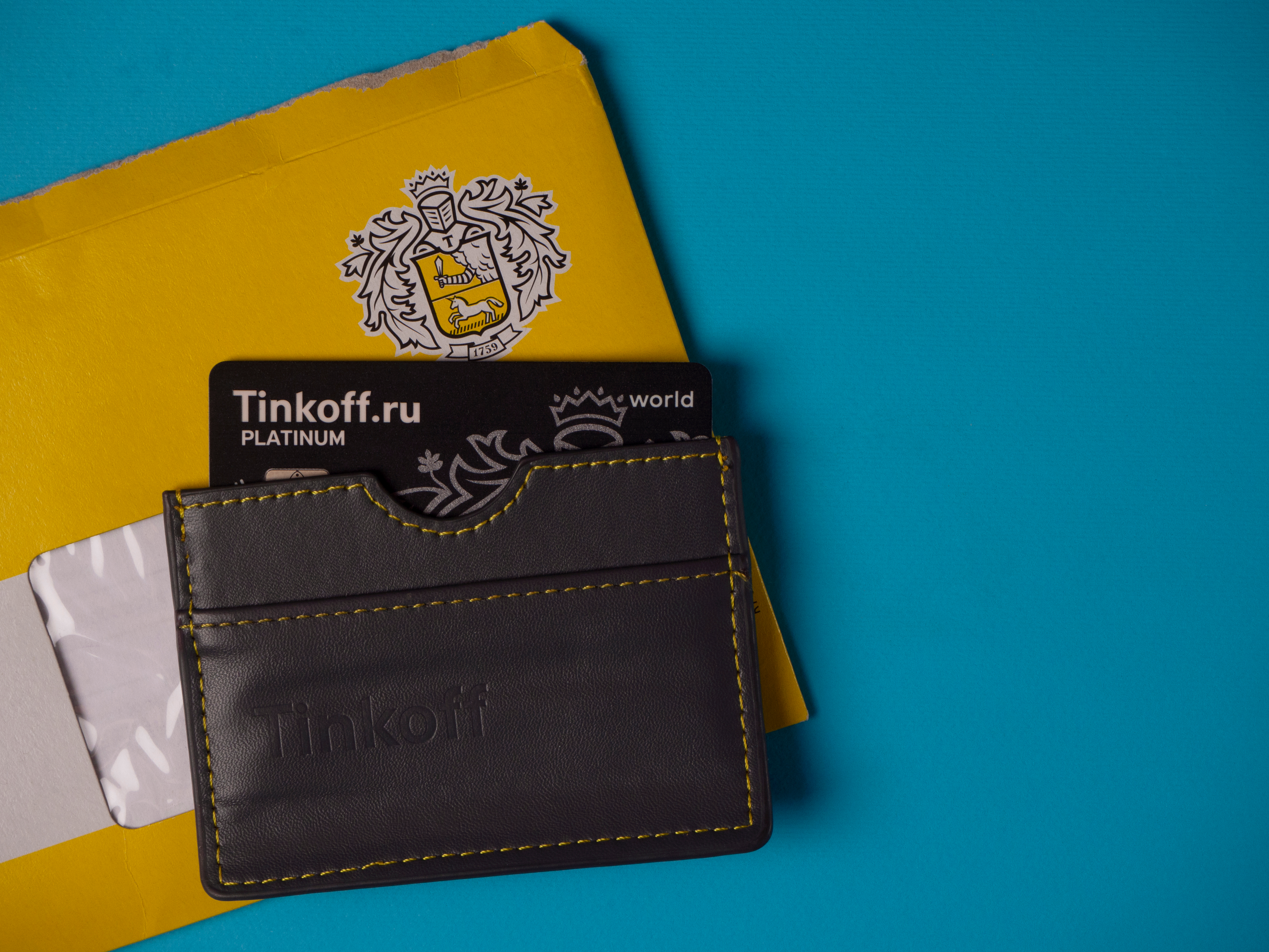 Фото с конвертом тинькофф. Кошелек тинькофф. Cardholder тинькофф. Черный кошелек тинькофф.