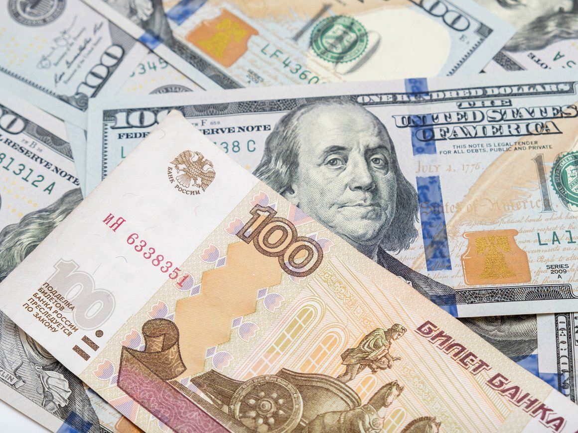 Доллар по 108 рублей и замедление экономики: Reuters дал прогнозы по России на 2025 год