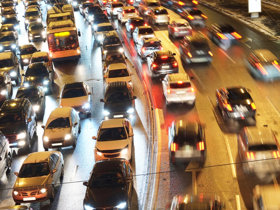Сотни часов в пробках ежегодно: Москва снова стала мировым лидером по загруженности дорог