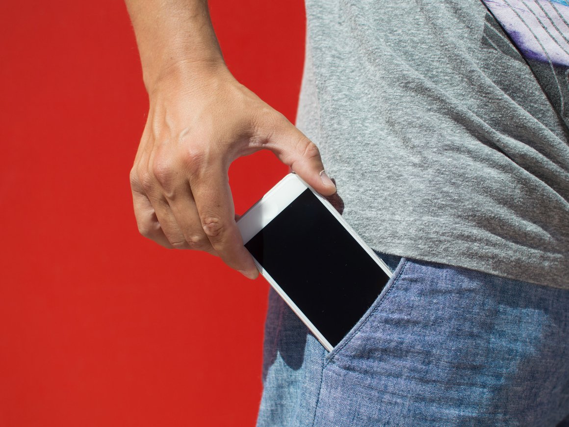 Россиянин вложил 10 млн рублей в джинсы с защитой «мужского здоровья» от излучения смартфонов