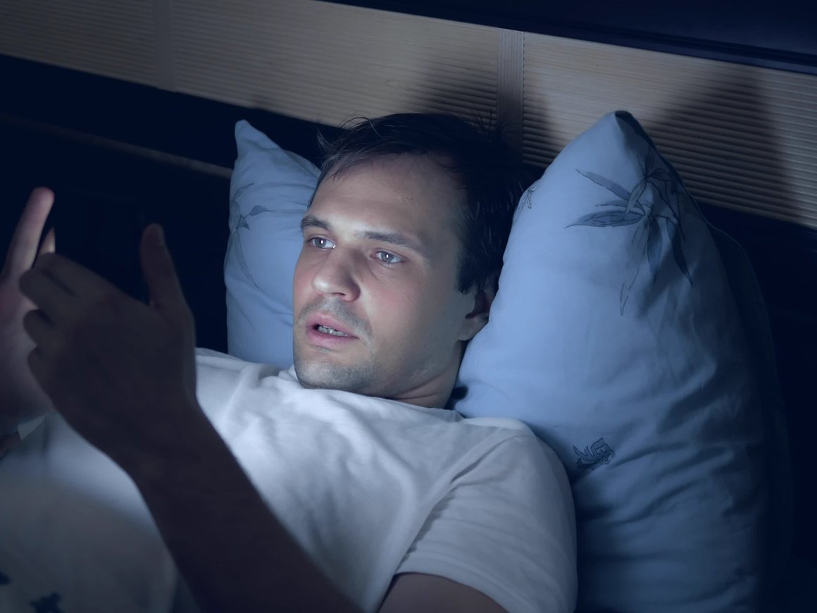 Эксперт рассказал, можно ли спать рядом с телефоном