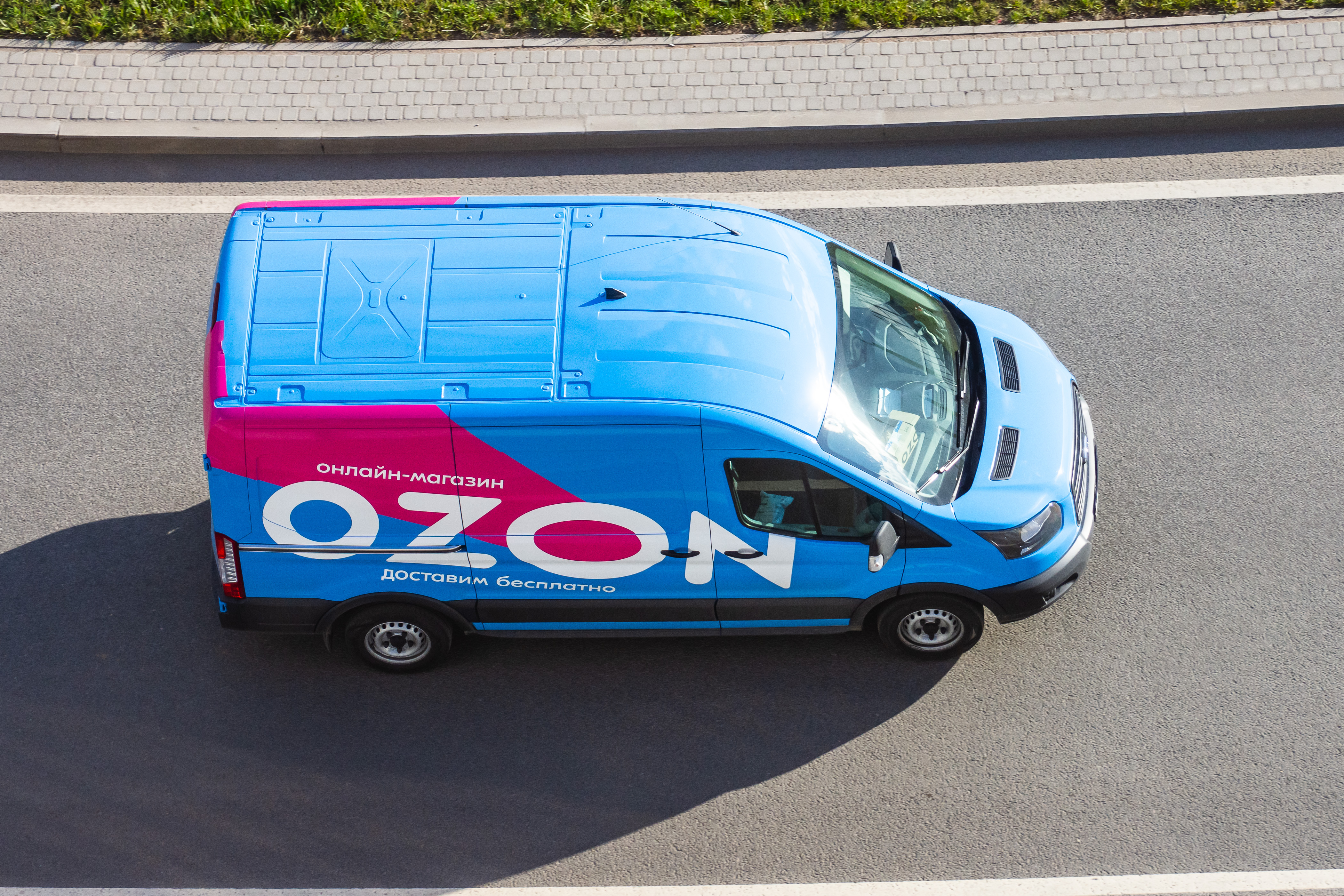 Машина курьер озон. Ford Transit Озон. OZON экспресс. OZON Express машина. Форд Транзит Озон Озон.
