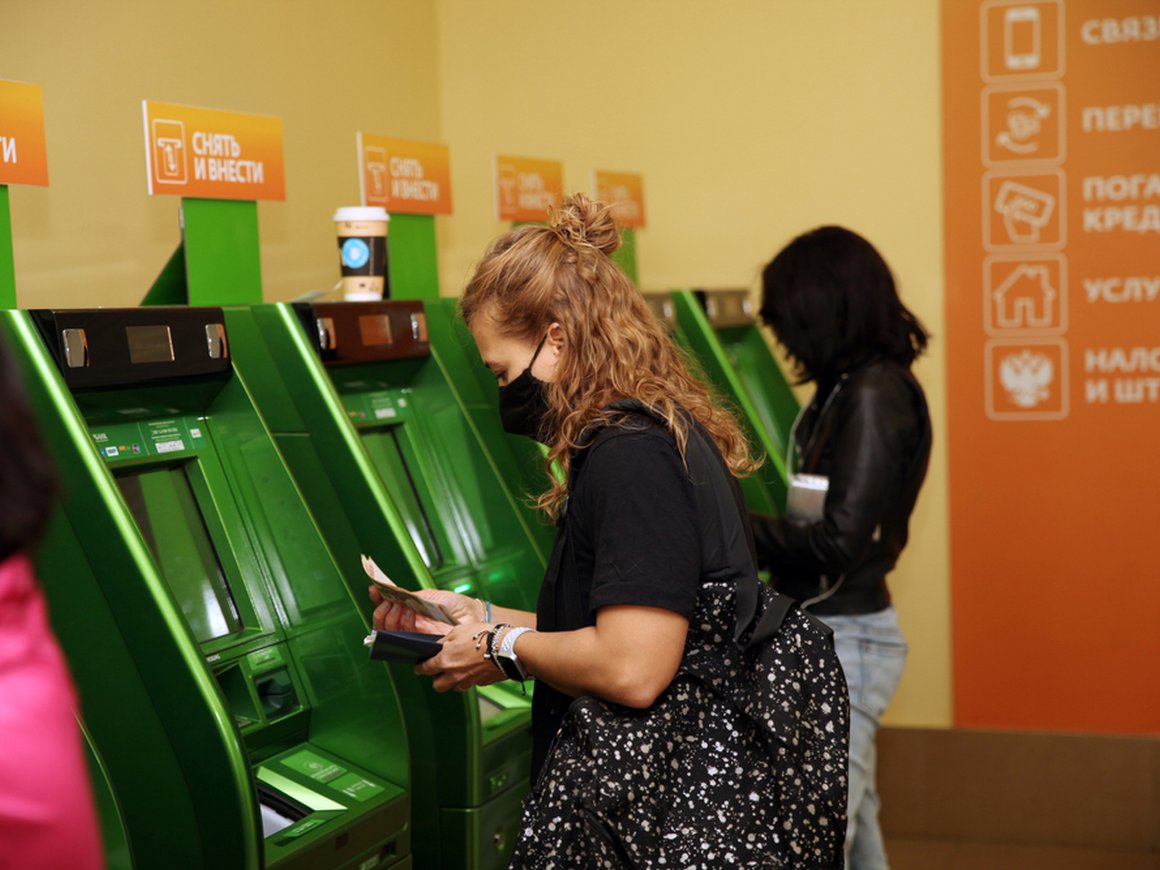 Десятки миллиардов рублей: «Сбер» рекордно увеличил доходы от комиссий за переводы физлиц