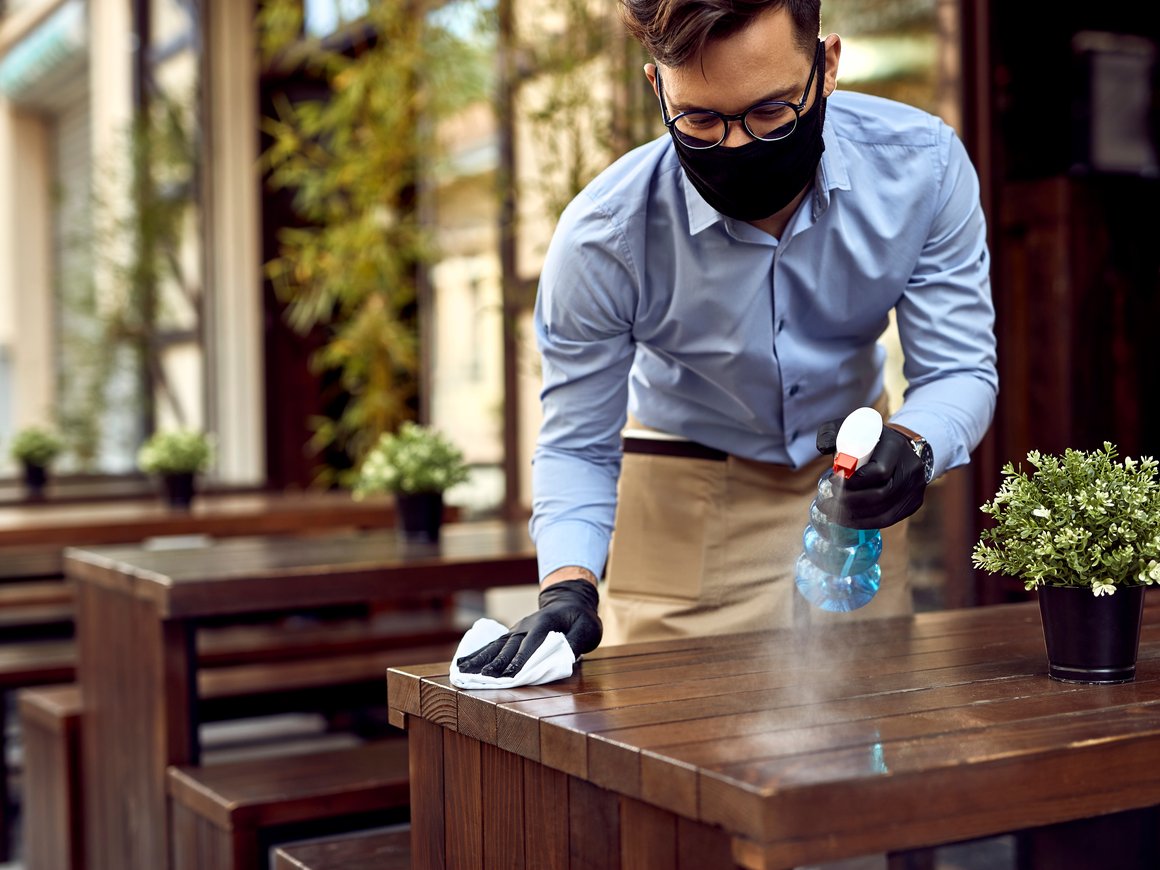 Московские рестораторы попросили власти отменить требование о ношении перчаток