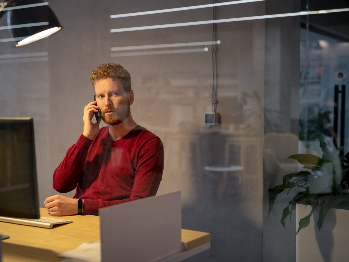 «Позвонил начальник, попросил помочь закрыть сделку»: как мошенники используют дипфейки