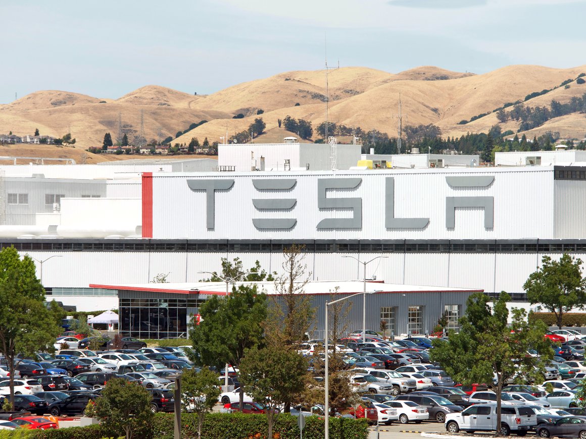 Бывший сотрудник Tesla получил миллион долларов по иску о расистском оскорблении на работе