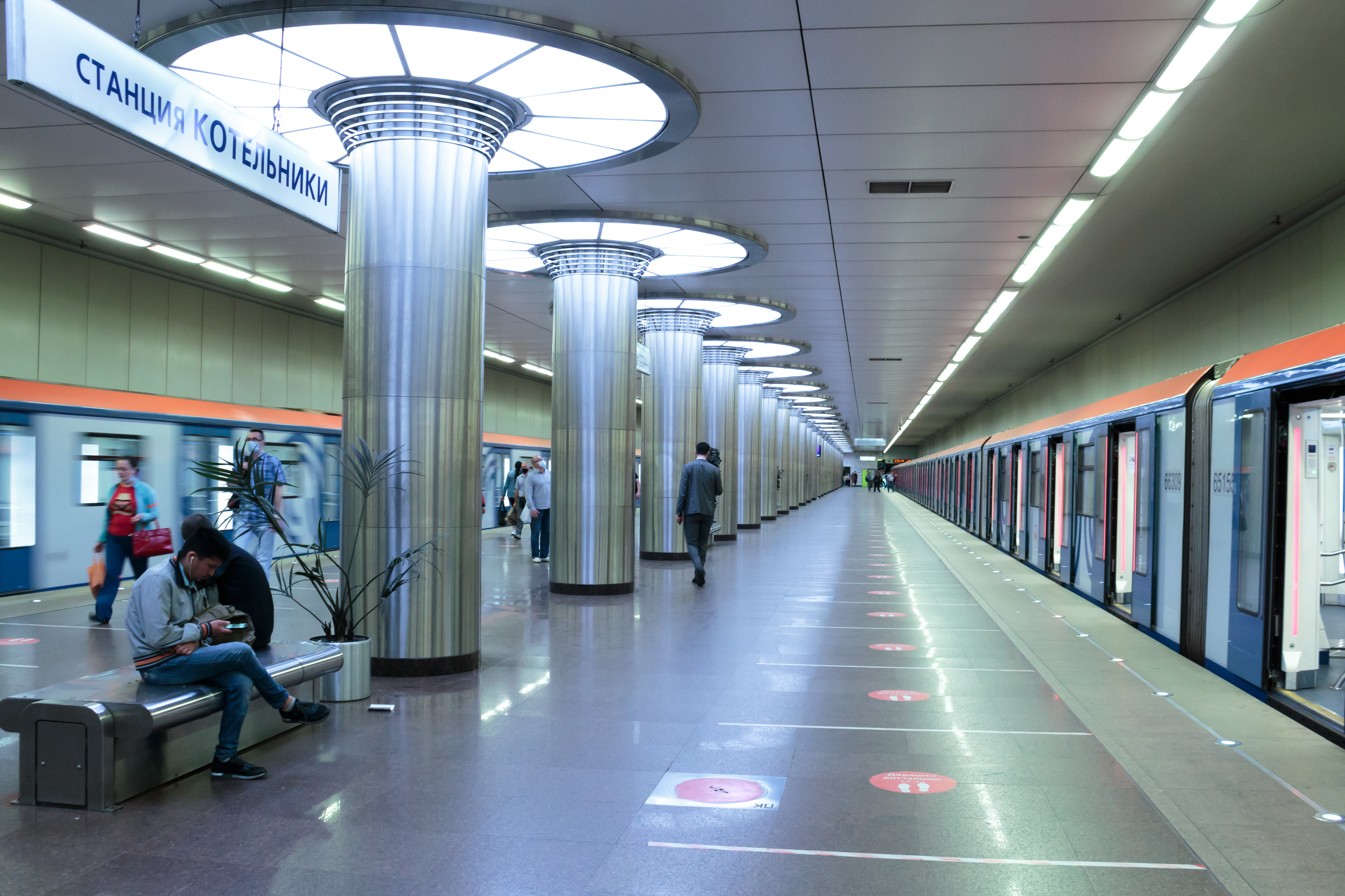 В метрополитене Москвы установят мультимедийные экраны с камерами слежения