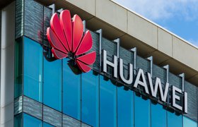 Выручка Huawei в прошлом году упала на треть из-за проблем с властями США