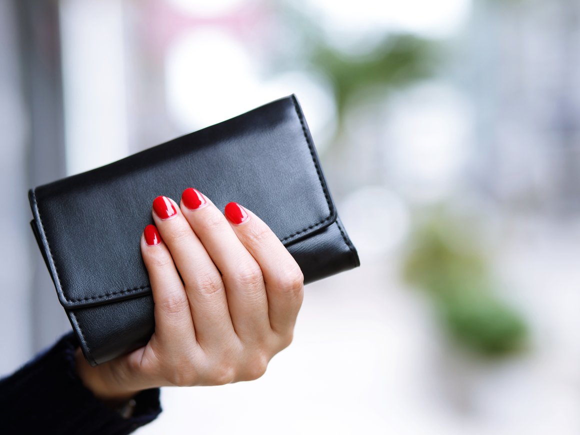 Названы три альтернативные доллару валюты для сохранения сбережений