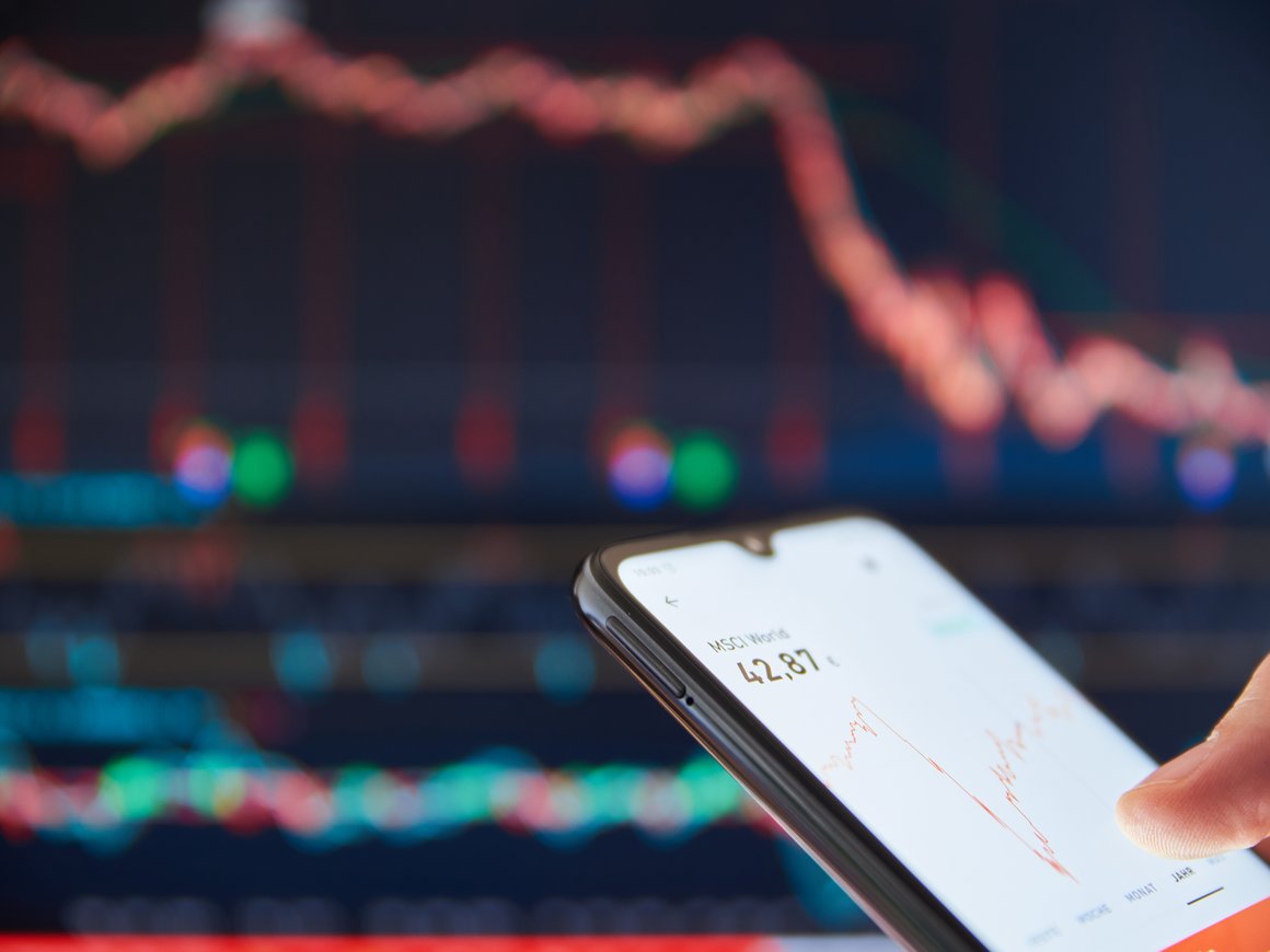 Как защитить сбережения во время обвалов валюты? Три правила