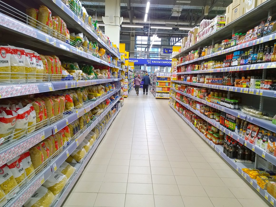Россияне стали чаще выбирать продукты от ритейлеров ради экономии