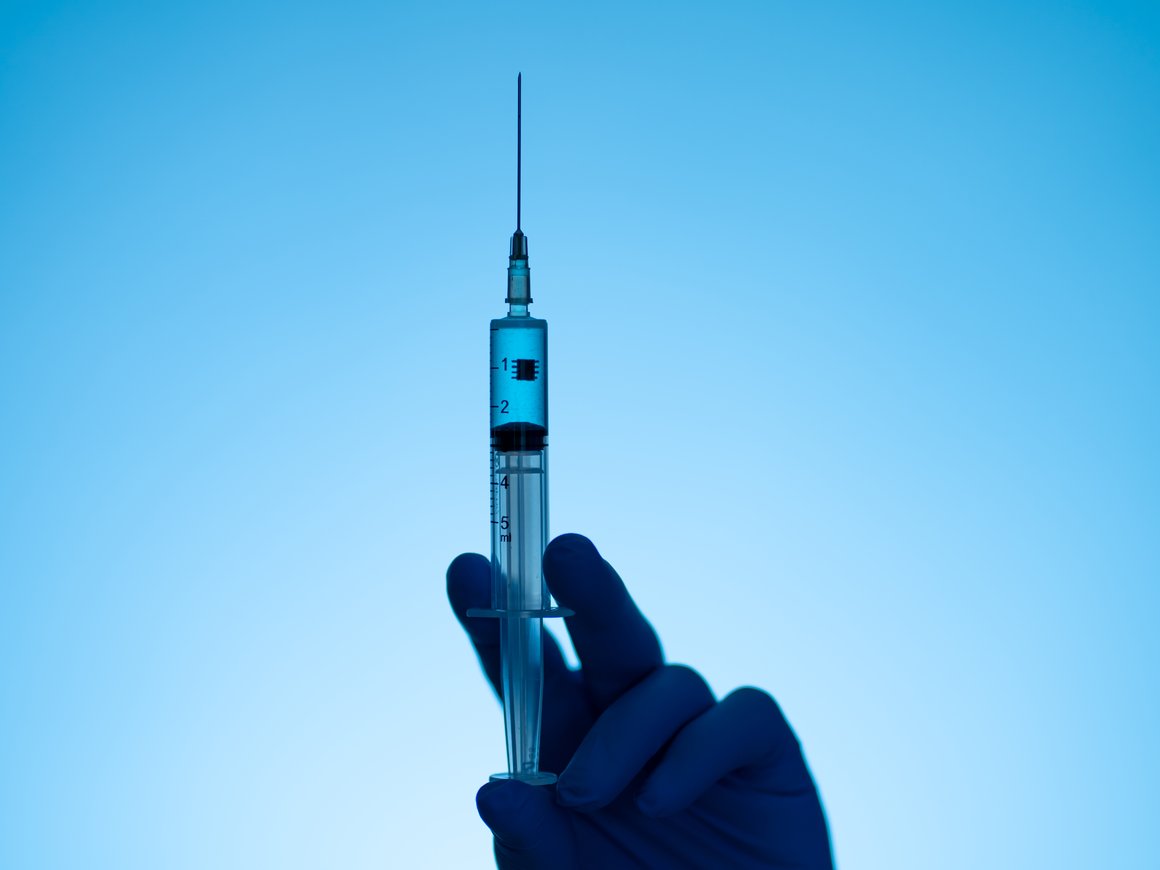 Как развивалась теория заговора о чипах в вакцине