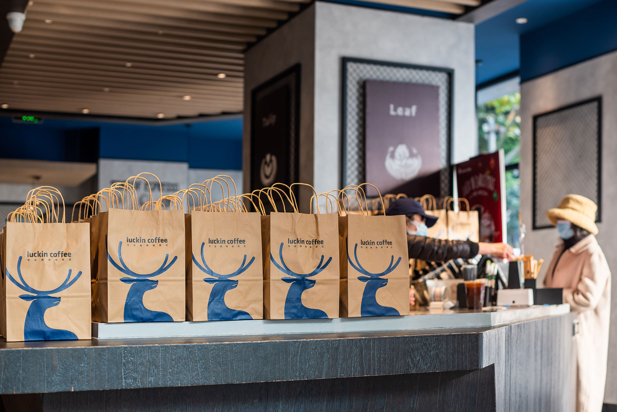 Победила Starbucks в Китае — теперь заходит в Штаты. Сеть кофеен Luckin начинает экспансию с Нью-Йорка