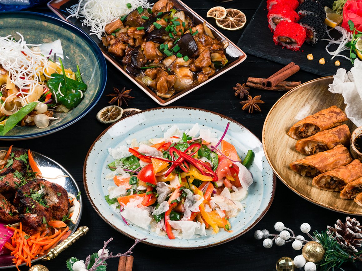 Треть россиян откажутся от традиционных блюд в пользу фастфуда в новогодние праздники — опрос