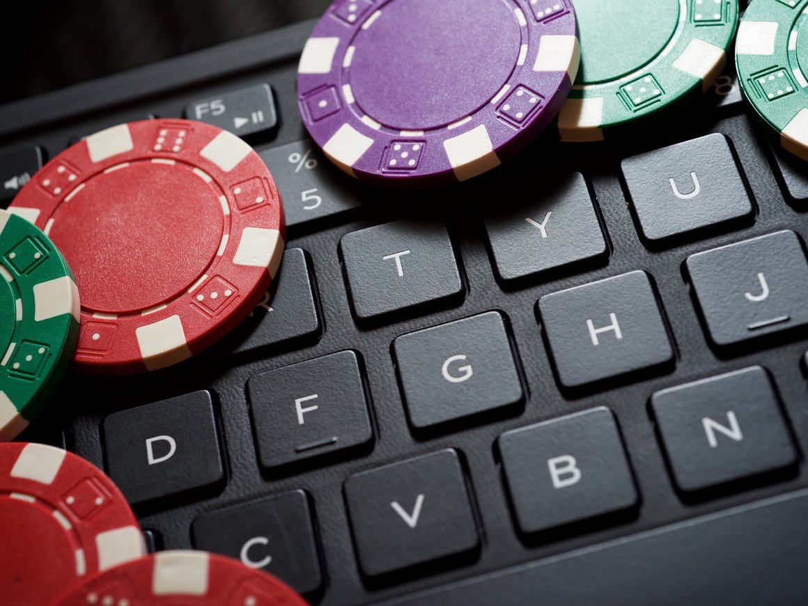 Банки просят упростить доступ к реестру запрещенных в РФ доменов для блокировок переводов в онлайн-казино