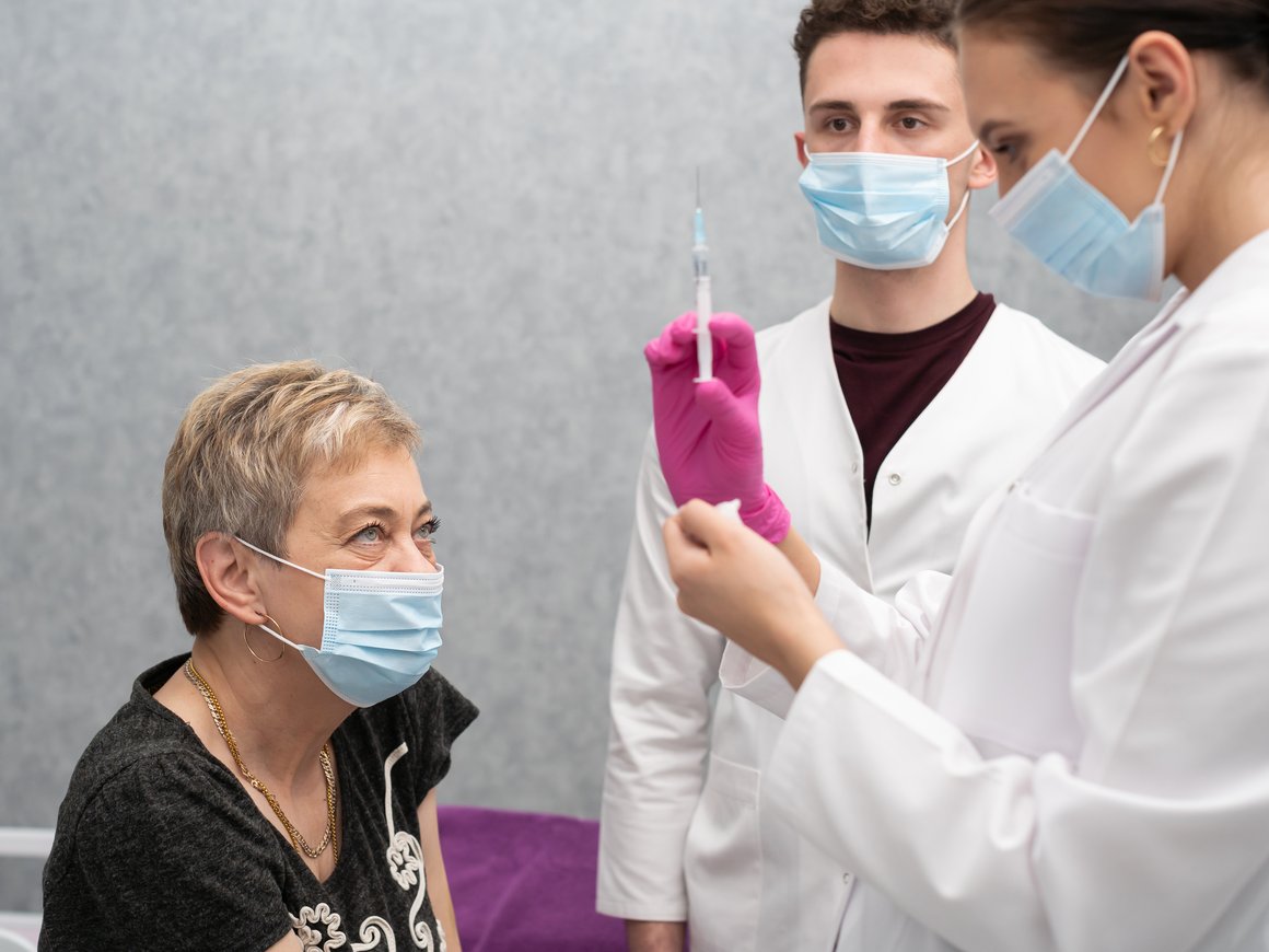 СМИ узнали о возможном моратории на штрафы для компаний за провал вакцинации