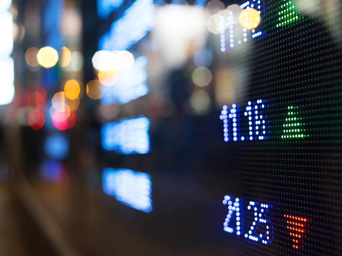 Угрозы новых санкций обвалили российский фондовый рынок и курс рубля