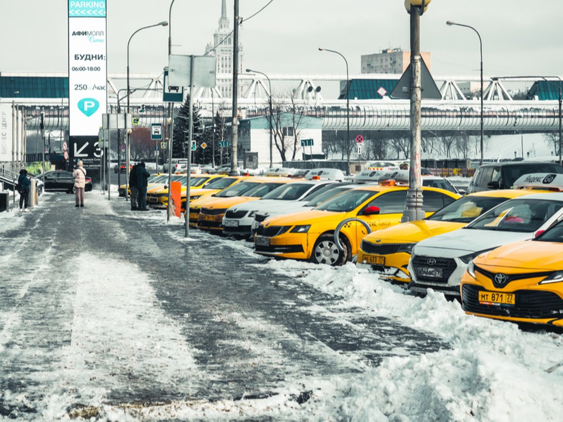 Крупнейший агрегатор такси рассказал, как сэкономить на поездках в новогоднюю ночь