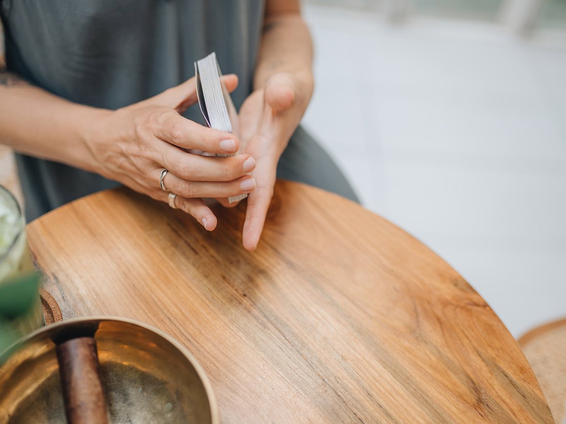 Продажи карт таро на маркетплейсах выросли в семь раз за четыре года