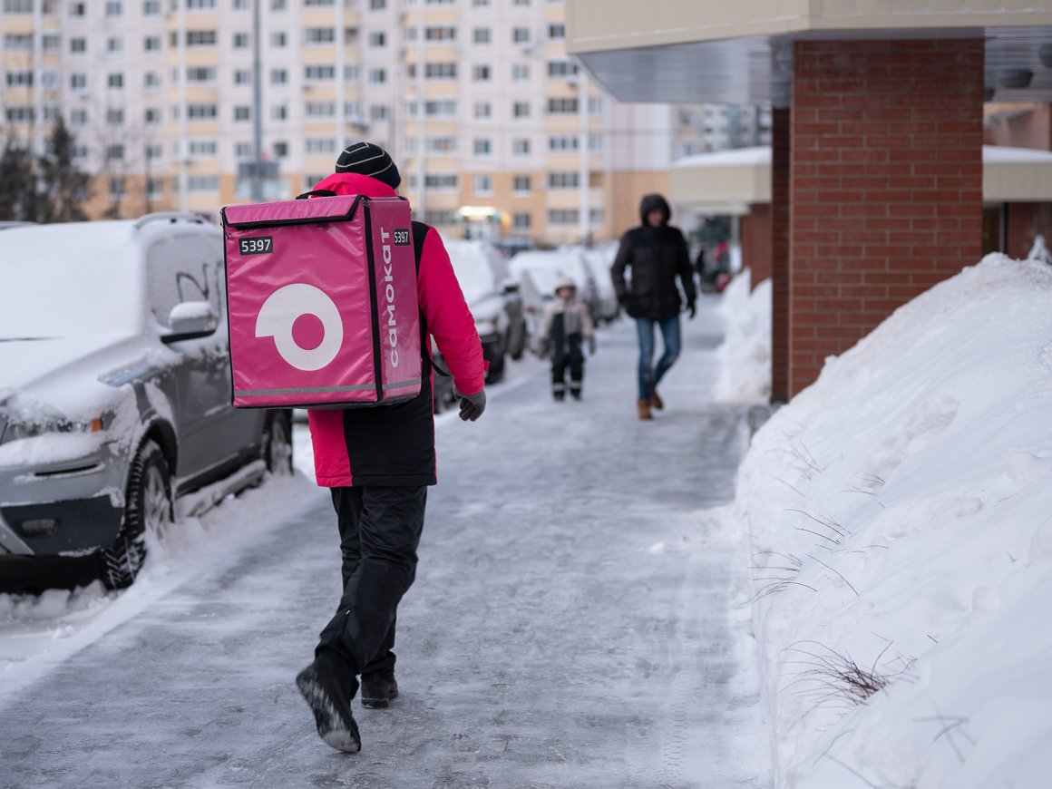 «Самокат» начнет доставлять косметику и технику