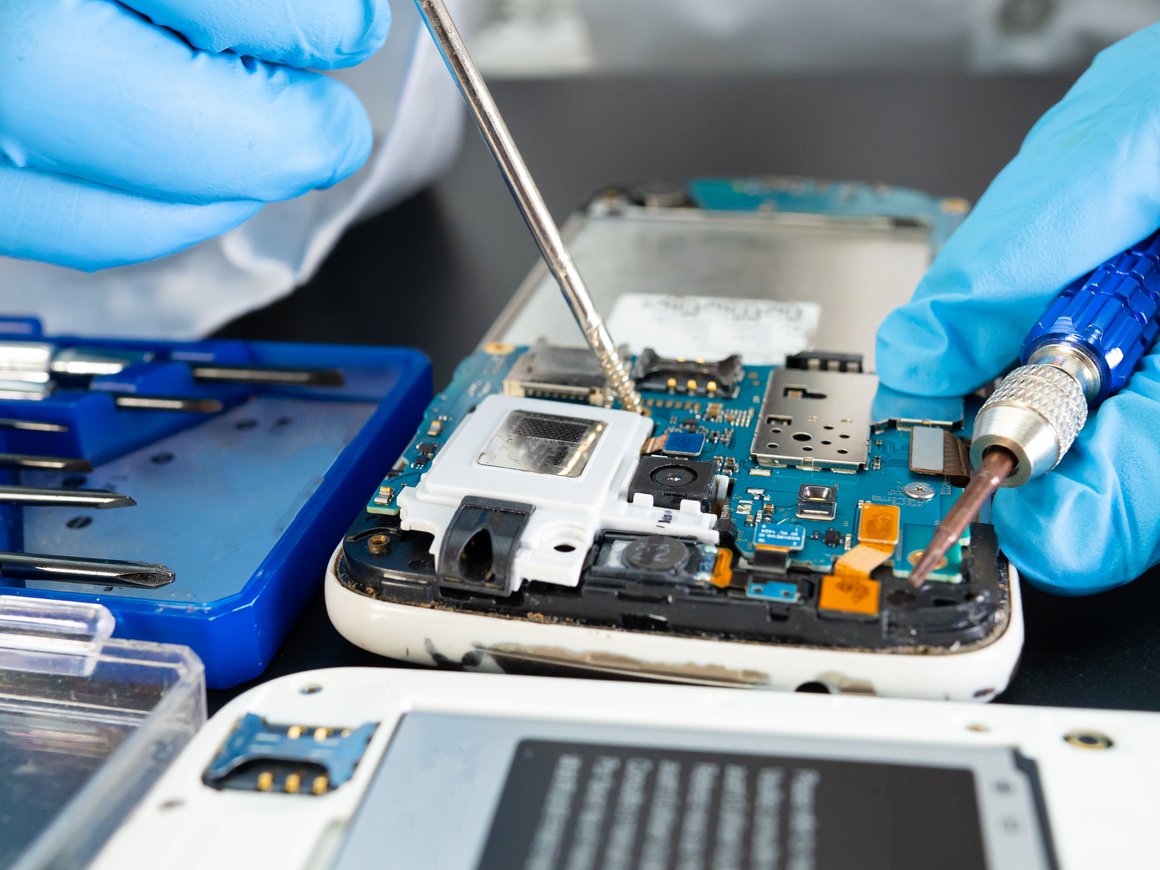 На фоне товарного дефицита россияне чаще стали ремонтировать технику