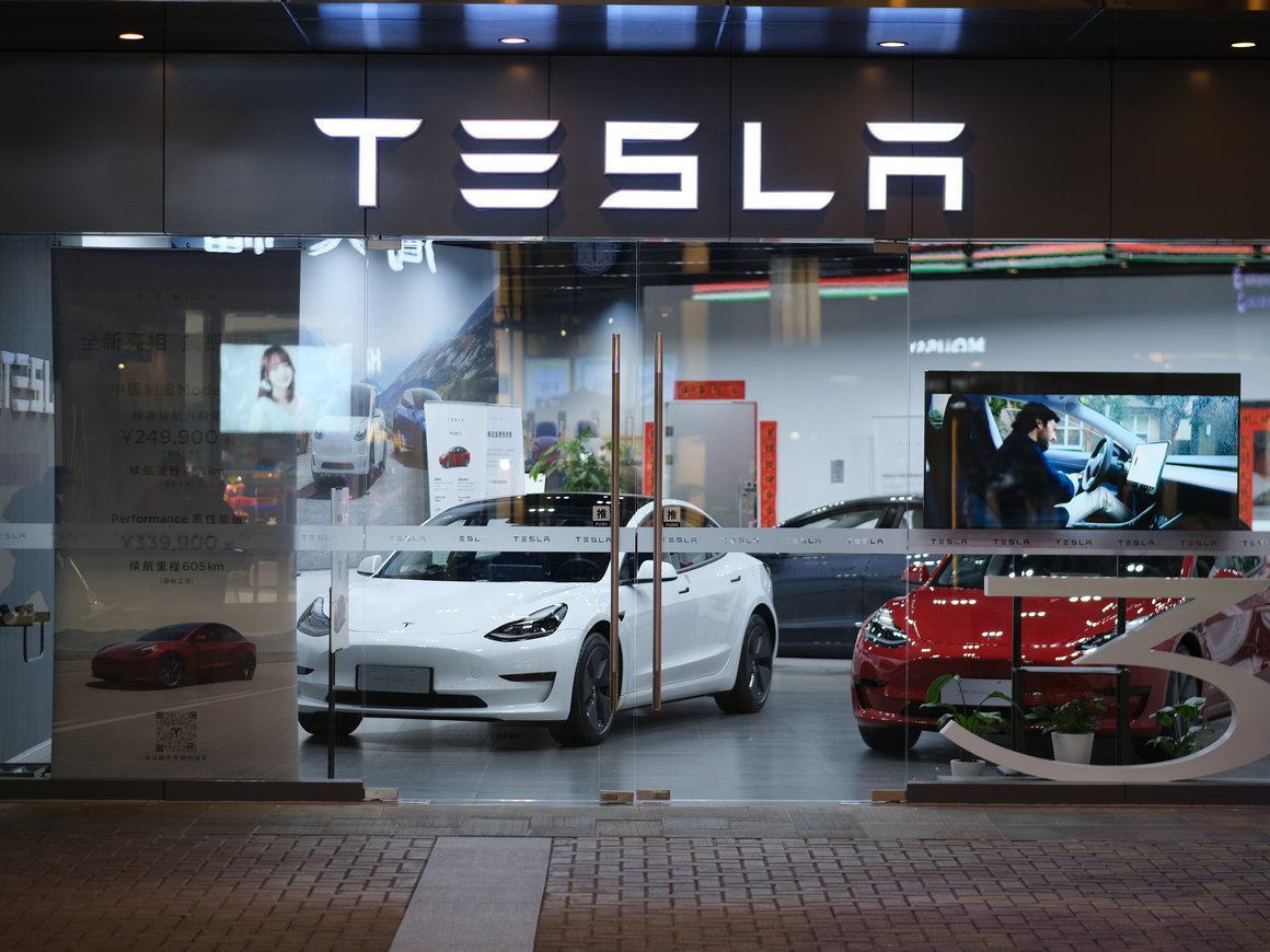 Владельцы Tesla в Китае потребовали компенсации после резкого снижения цен на машины