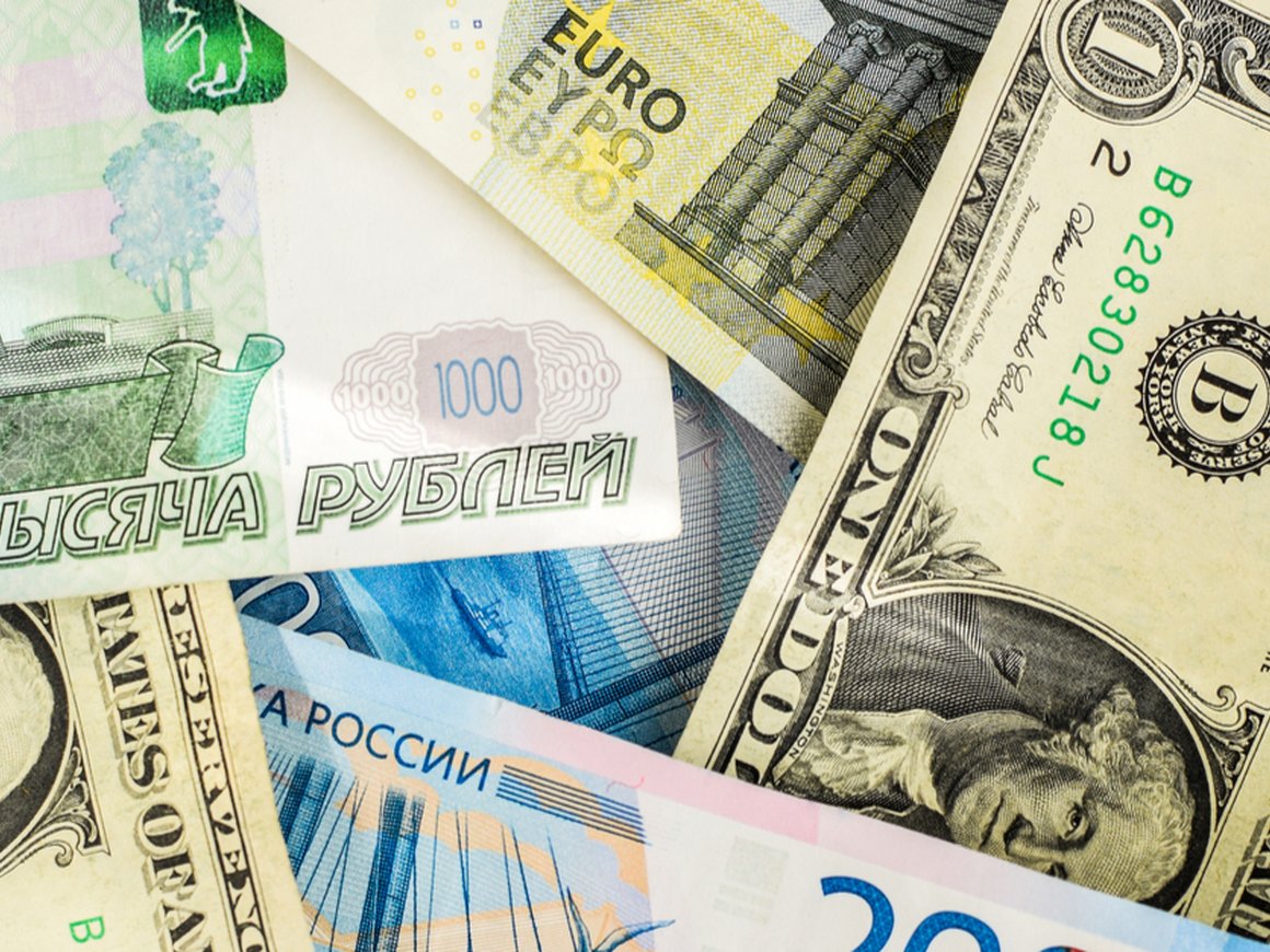 Рекордное количество россиян захотели привязать свою зарплату к курсу доллара и евро