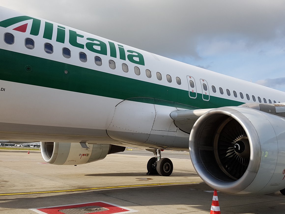 Крупнейшая итальянская авиакомпания Alitalia объявила о банкротстве