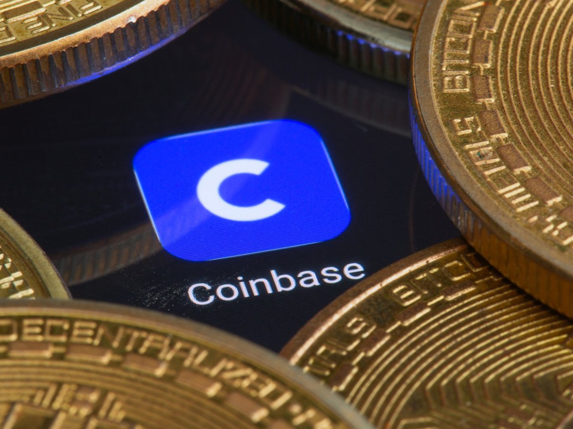Криптобиржа Coinbase заблокирует аккаунты части российских пользователей