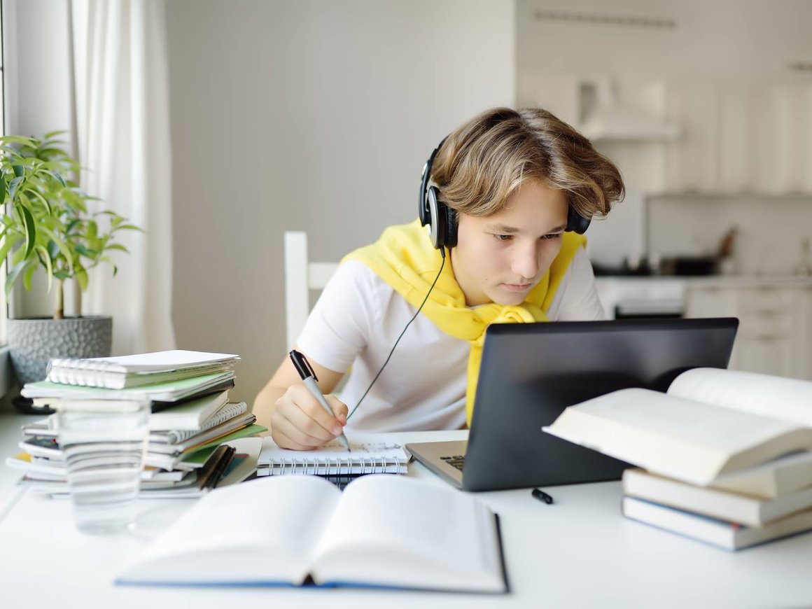 «Яндекс» запустил бесплатных ИИ-помощников для преподавателей