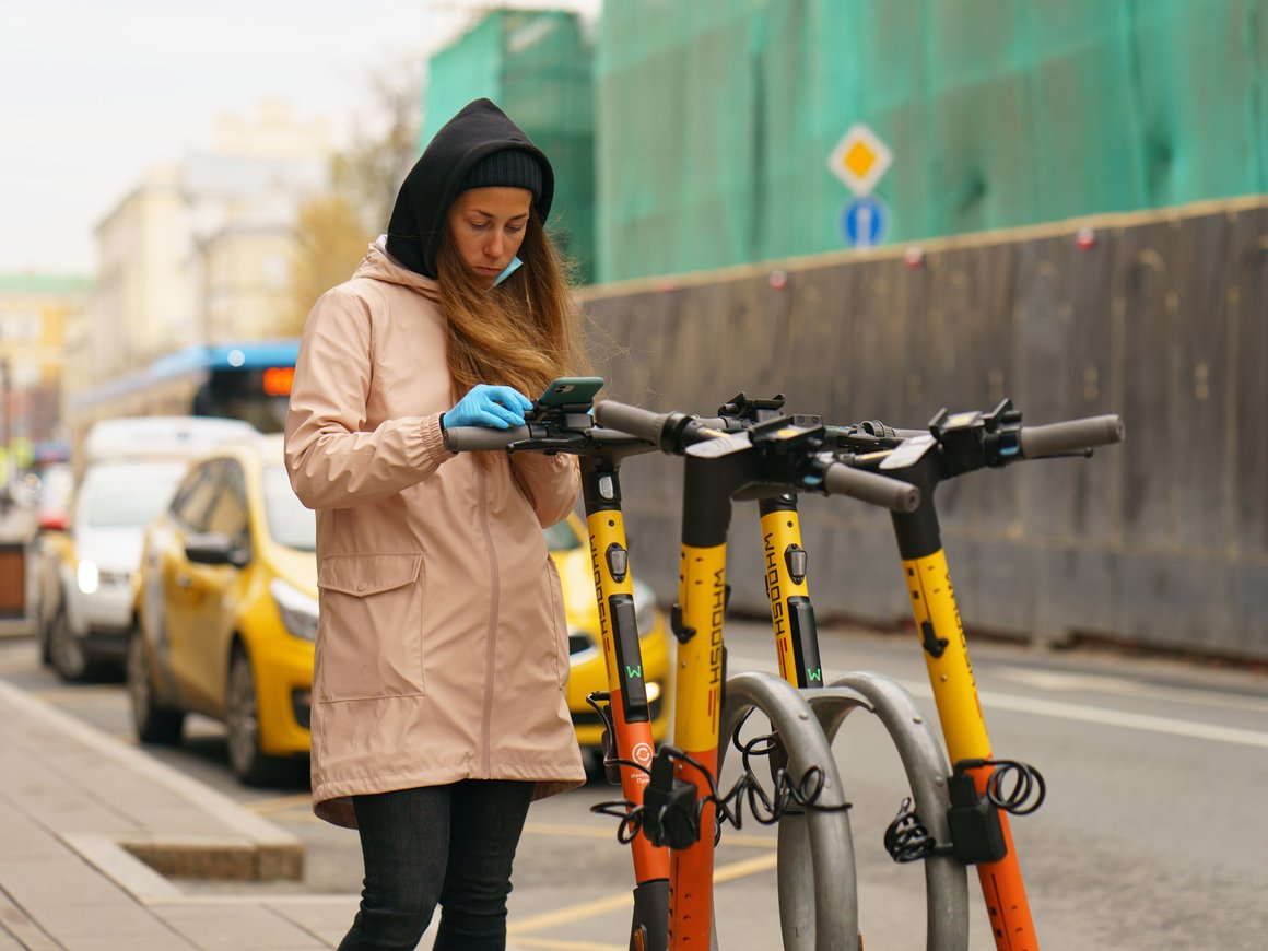 В Москве появится обязательная верификация при аренде электросамокатов