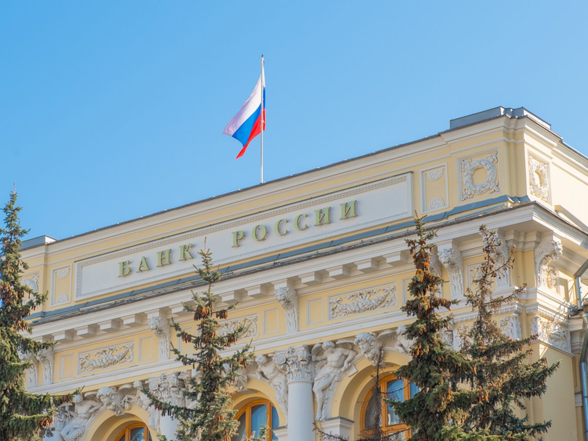 ЦБ прекратил валютные интервенции из-за новых санкций США и ЕС