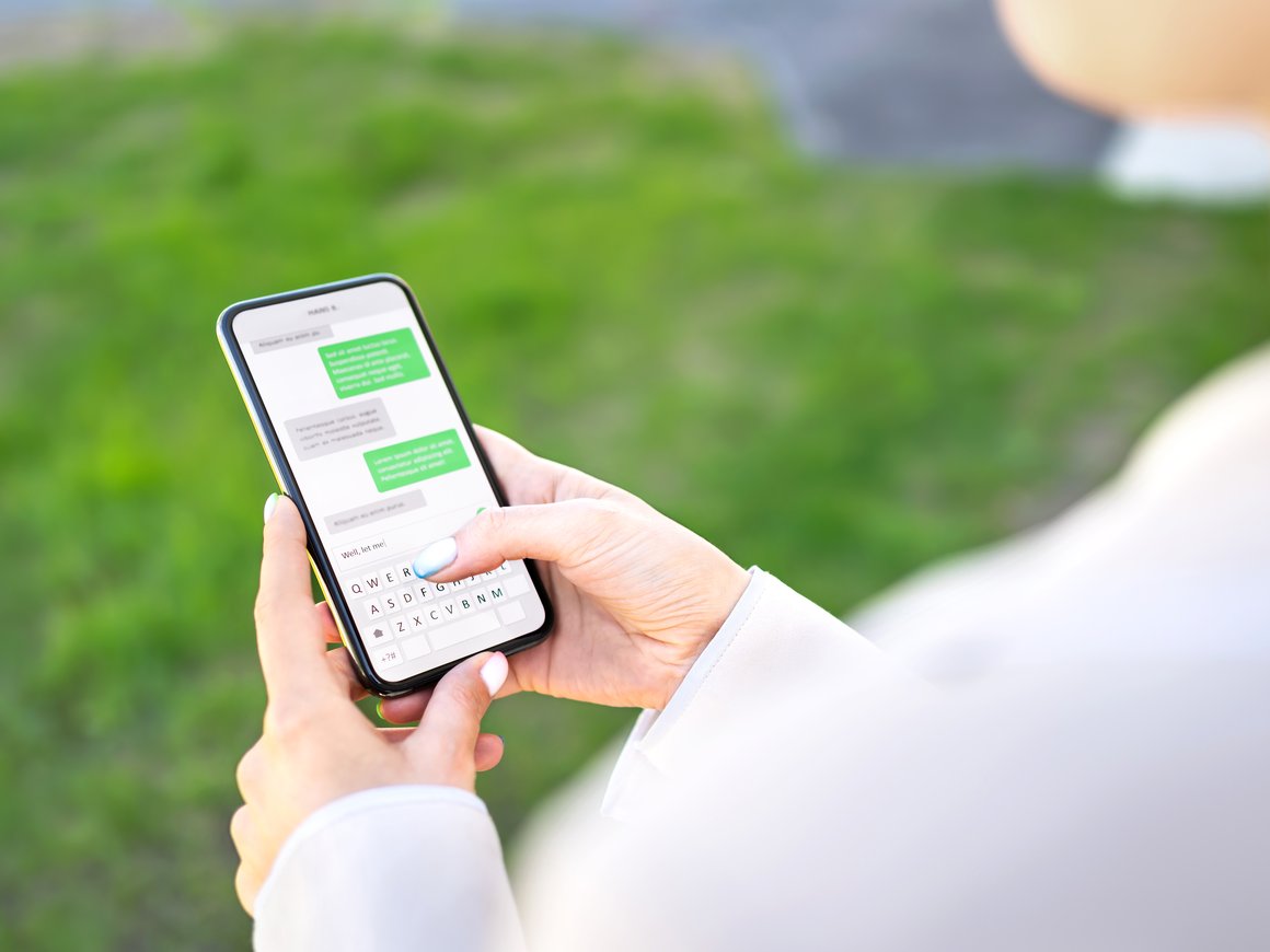 WhatsApp* добавит возможность менять текст сообщения при пересылке файлов