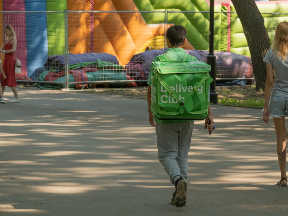 «Поставьте себе тату о пробитом дне»: представители бизнеса и клиенты не оценили юмор Delivery Club